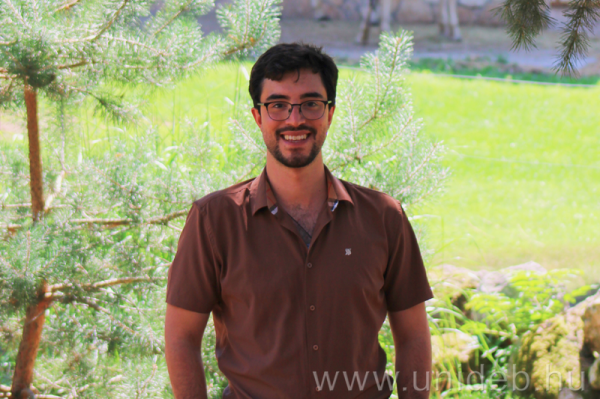 Az eredmények meglepő torzulásokat mutatnak, amelyek hosszú távon veszélyeztethetik a fajmegőrzési programok sikerét. A kutatás a rangos Scientific Reports folyóiratban jelent meg. A nemzetközi együttműködésben a Debreceni Egyetem Evolúciós Állattani és Humánbiológiai Tanszékének munkatársai – köztük Miranda Oscar G., Székely Tamás és Vági Balázs – vettek részt többek között dán, chilei, mexikói és brit kutatókkal, valamint a koppenhágai állatkert szakembereivel.