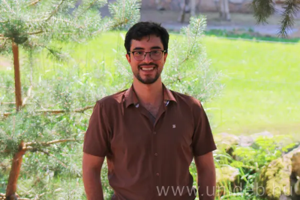 Az eredm&eacute;nyek meglepő torzul&aacute;sokat mutatnak, amelyek hossz&uacute; t&aacute;von vesz&eacute;lyeztethetik a fajmegőrz&eacute;si programok siker&eacute;t. A kutat&aacute;s a rangos Scientific Reports foly&oacute;iratban jelent meg. A nemzetk&ouml;zi egy&uuml;ttműk&ouml;d&eacute;sben a Debreceni Egyetem Evol&uacute;ci&oacute;s &Aacute;llattani &eacute;s Hum&aacute;nbiol&oacute;giai Tansz&eacute;k&eacute;nek munkat&aacute;rsai &ndash; k&ouml;zt&uuml;k Miranda Oscar G., Sz&eacute;kely Tam&aacute;s &eacute;s V&aacute;gi Bal&aacute;zs &ndash; vettek r&eacute;szt t&ouml;bbek k&ouml;z&ouml;tt d&aacute;n, chilei, mexik&oacute;i &eacute;s brit kutat&oacute;kkal, valamint a koppenh&aacute;gai &aacute;llatkert szakembereivel.