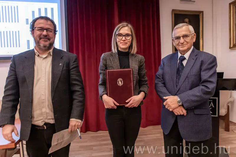 D&iacute;jjal ismerte el az MTA az Egyetem kutat&oacute;j&aacute;nak doktori &eacute;rtekez&eacute;s&eacute;t